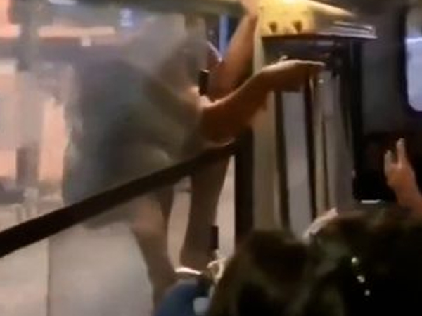 Phát hiện bạn gái đi cùng người khác trên xe buýt, thanh niên có hành động liều lĩnh khiến hành khách hoảng loạn