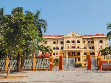 Cho thôi việc nữ cán bộ toà án 'nghỉ phép qua Mỹ du lịch'