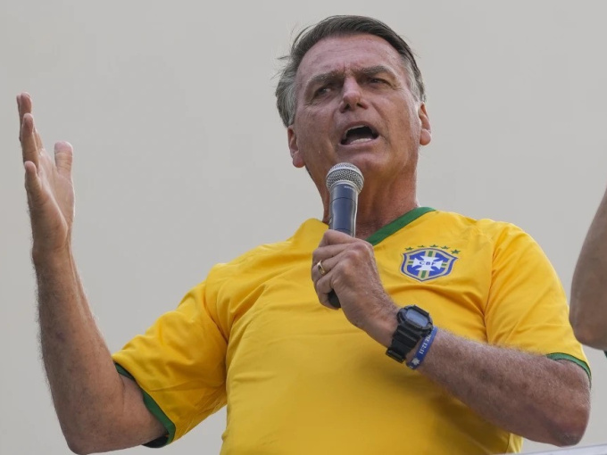 Cựu tổng thống Brazil bị điều tra vì 'quấy rầy cá voi'