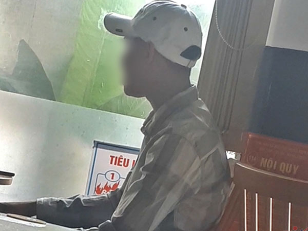 Giật mình gã 'thợ hồ' 'khoe hàng' sau 1 cuộc gọi, ra sức gạ gẫm quý bà