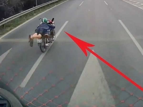 Bị khởi tố vì nằm trên xe máy phóng 'như bay' trên đại lộ