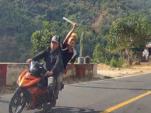 Thiếu niên vung mã tấu chém ô tô trên quốc lộ khai gì?