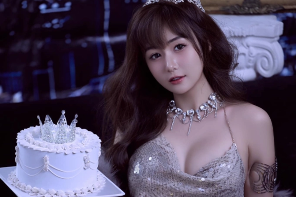 Sau Gấm Kami, có thêm hot girl tạo content bên bàn bi-da hút mắt người nhìn