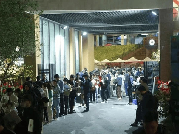Điểm tuyển sinh 'nóng' nhất lúc này: Phụ huynh nơm nớp không biết cần xếp hàng từ 0h đêm mua hồ sơ vào lớp 1 cho con không