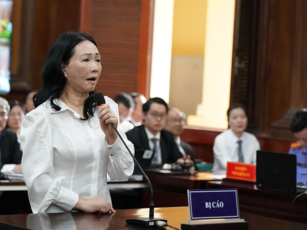 Chủ tọa trả lời về đề nghị cung cấp giấy, bút cho bị cáo Trương Mỹ Lan