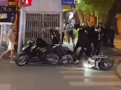 Bắt nhóm thanh, thiếu niên dùng xẻng đánh gục người trên phố Hà Nội