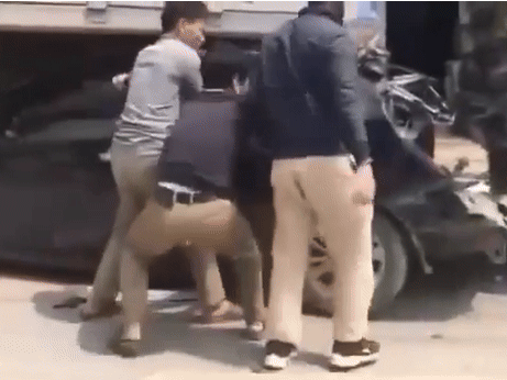 Clip: Hãi hùng khoảnh khắc giải cứu nạn nhân khỏi ôtô mắc kẹt dưới gầm xe tải