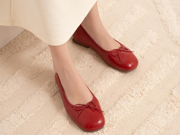 Nếu cảm thấy mình cần nữ tính hơn, đã đến lúc bạn nên 'kết nạp' ngay ballet shoes vào tủ đồ