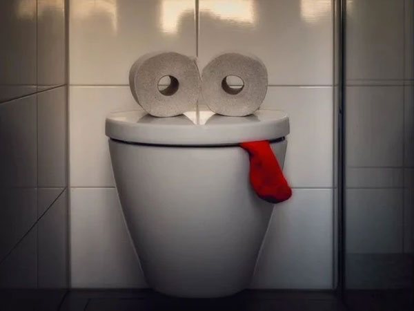 Cô gái trẻ nổi cáu vì hàng xóm xả toilet 100 lần/ngày: Lên 'hỏi thăm' thấy cảnh bên trong thì chết lặng
