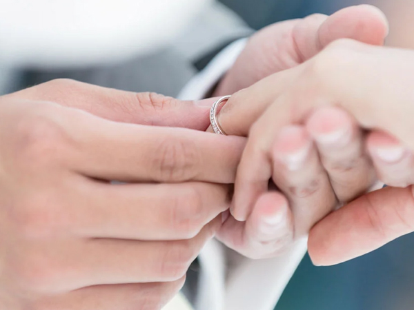Chuyện thật như phim: Khó chịu vì bố mẹ cứ giục lấy chồng, cô gái kết hôn luôn với anh chàng người đồng tính