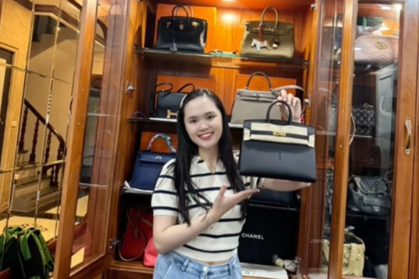 Vợ Duy Mạnh khoe đơn hàng xếp dày cả quyển, doanh thu khủng cỡ nào mà mua túi xách giá bằng cả căn nhà, đi du lịch thoải mái