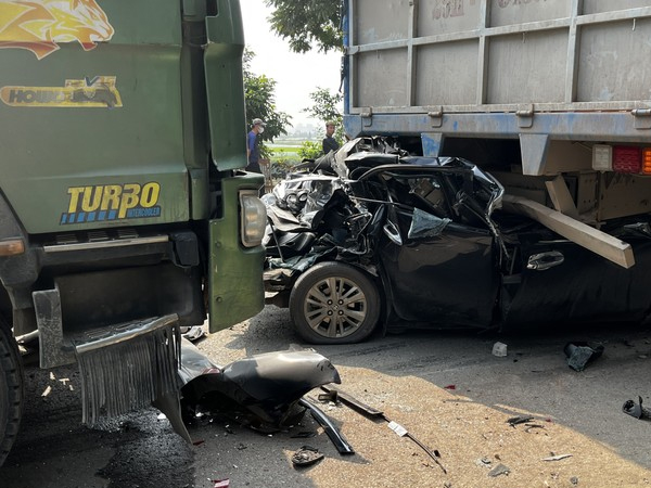 Hà Nội: Ô tô con bẹp rúm, bị ép nằm dưới gầm ô tô tải sau va chạm liên hoàn, 3 người thương vong