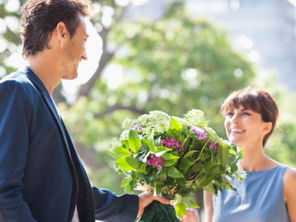 Ngày 8/3 nên tặng gì? Gợi ý những món quà tuy 'nhỏ nhưng có võ', giúp chồng ghi điểm tuyệt đối trong mắt vợ