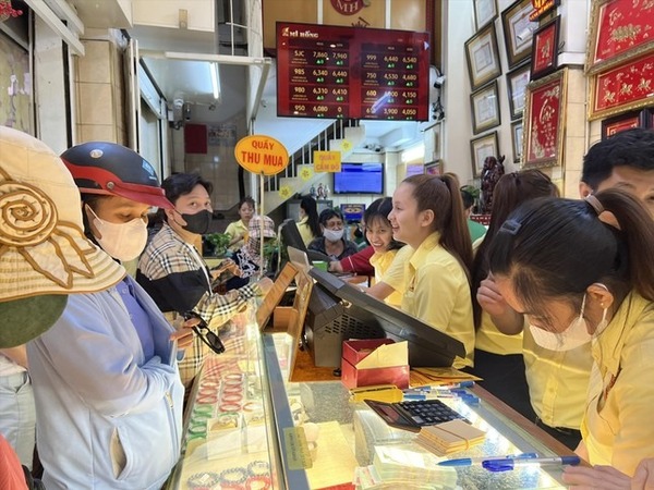 Chen chân mua bán vàng