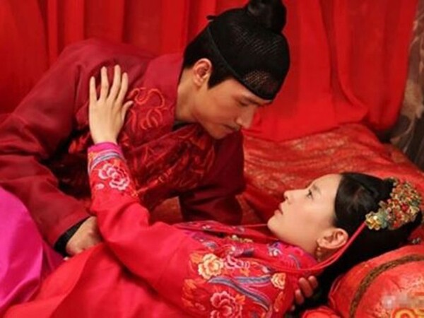 Tại sao thời xưa vợ cả phải chứng kiến đêm động phòng của chồng với vợ lẽ?