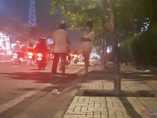 Nợ nần, gái làng chơi U70 đứng đường mỗi đêm, khoe 'mối ruột' toàn người trẻ
