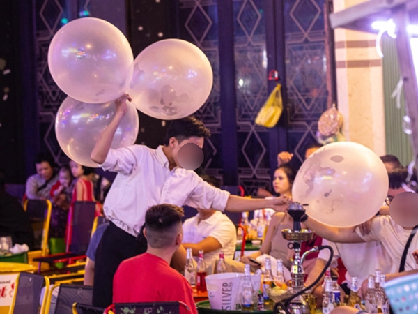Bác sĩ nói gì về các trường hợp 'dân chơi' liệt chân vì nghiện hút bóng cười?