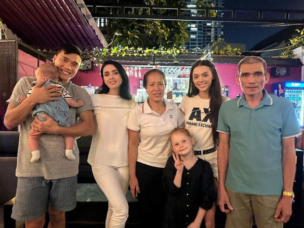 Vợ Tây của Bùi Tiến Dũng đau lòng khi bố chồng qua đời, chàng thủ môn nén đau thương trở lại tập luyện cùng HAGL