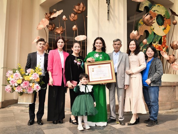 Gia đình vượt hơn 300km mừng ca sĩ trẻ nhất được phong tặng NSND