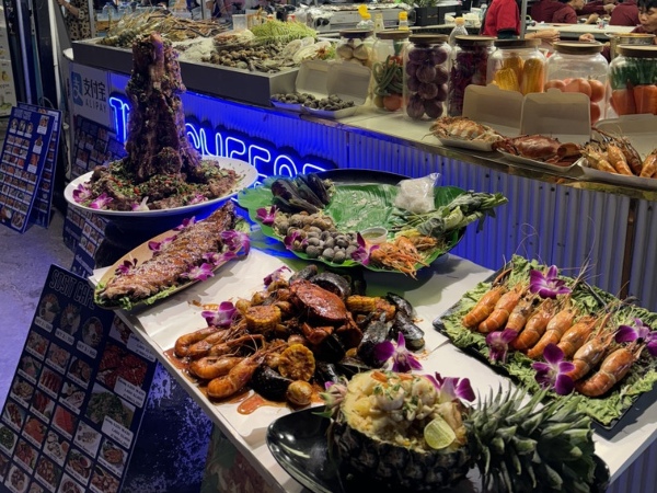Khám phá thiên đường ẩm thực ở chợ đêm nổi tiếng Thái Lan
