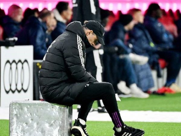 HLV Thomas Tuchel gặp sự cố hy hữu khi 'lên dây cót' cho các cầu thủ Bayern Munich