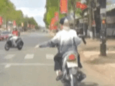 Công an xác minh clip 2 thiếu niên xách 'súng AK' vi vu trên đường
