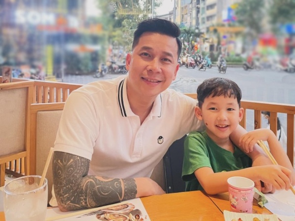 Nam ca sĩ gây tranh cãi khi dạy con đọc chữ, chê bai giáo dục Việt Nam phức tạp