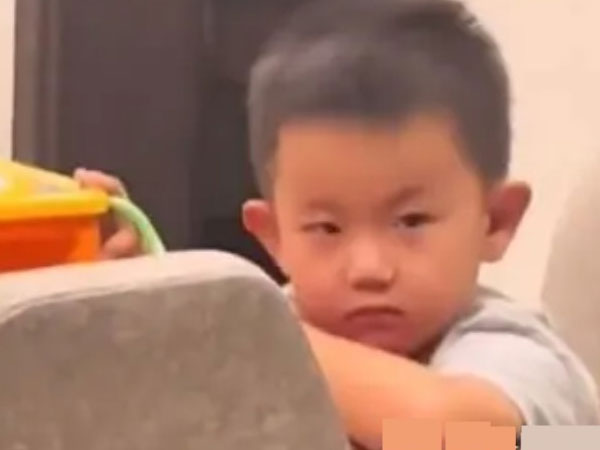 Mẹ sinh thêm em, cả nhà vây quanh đứa trẻ mới sinh đang khóc, ánh mắt buồn bã của bé trai ngồi một góc, ai cũng đau lòng