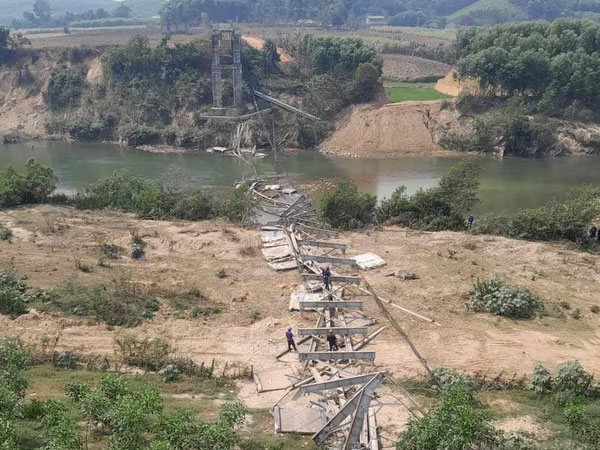 Sập cầu treo dài hàng trăm mét bắc qua sông