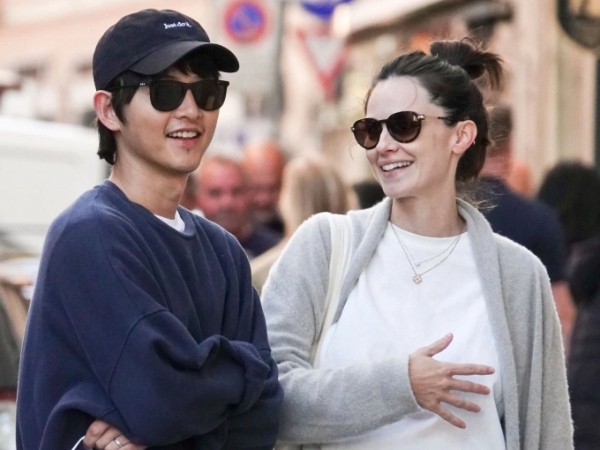 Song Joong Ki tự tin tuyên bố không áp lực vì cuộc sống hôn nhân, ước một điều dành cho con trai đầu lòng