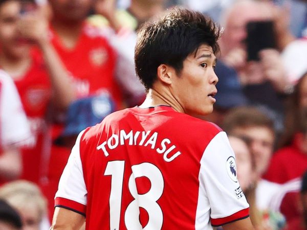 Arsenal tăng lương gấp đôi cho hậu vệ Nhật Bản