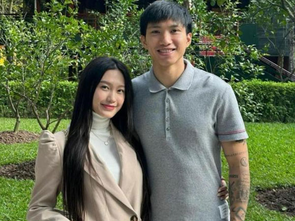 Văn Hậu và Hải My trở về sau chuyến đi Singapore chữa chấn thương, người đẹp 'hẹn hò' cùng một người đặc biệt, chàng cầu thủ thì sao?