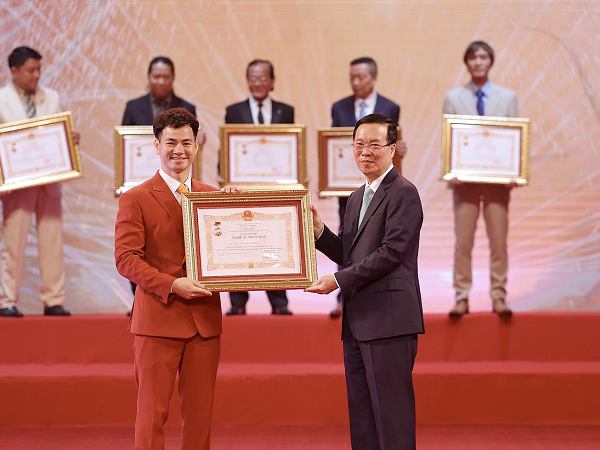 Xuân Bắc hạnh phúc ngập tràn, Lê Khanh đưa mẹ đi nhận danh hiệu NSƯT ở tuổi 85