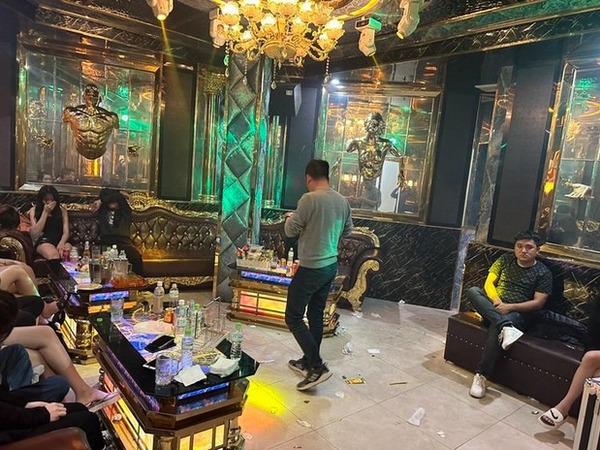 Hà Nội: Đột kích quán karaoke phát hiện hàng chục 'dân chơi' đang phê ma túy