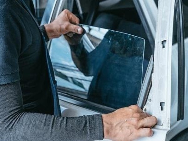 Bệnh vặt của ô tô cũ: Cửa kính bị kẹt đúng ngày nồm ẩm, phải làm sao?