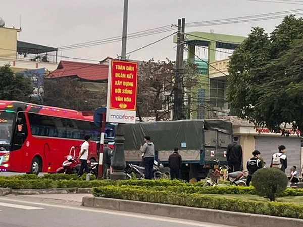 Ô tô chở học sinh đi trải nghiệm gặp tai nạn, 2 học sinh văng khỏi xe