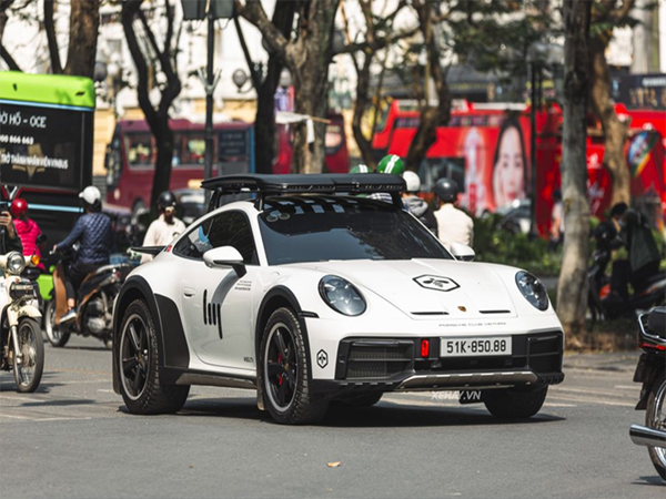 Porsche 911 Dakar gần 16 tỷ sắp chạy xuyên lục địa tại Hà Nội