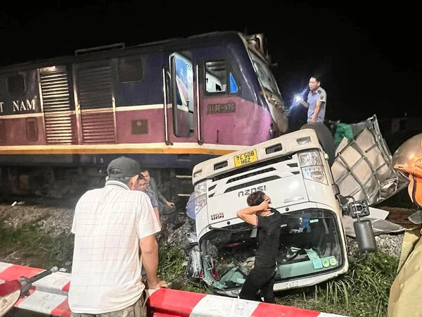 Băng qua đường sắt, xe tải bị tàu hoả tông bẹp rúm