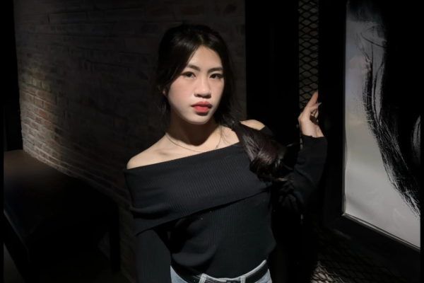 Xả vai 'cơn lốc đường biên' hotgirl bóng đá Thanh Nhã diện đồ táo bạo đi trà sữa