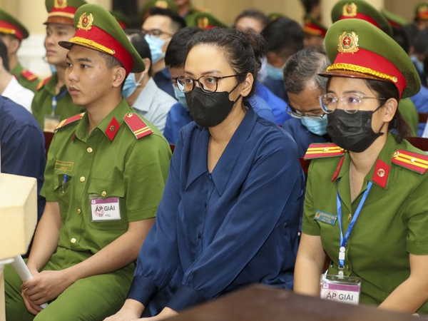 Bà Trương Mỹ Lan xin cho con gái đi thu hồi nợ để khắc phục hậu quả