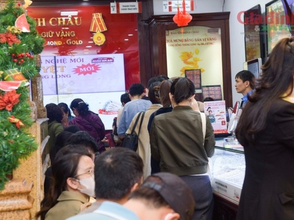Giá vàng tăng cao chưa từng có, người dân xếp hàng dài chờ giao dịch