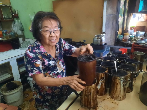 Thú vị quán cà phê vợt cuối cùng ở Biên Hòa