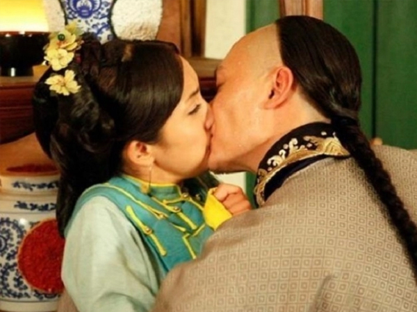 Sao nam cứ đóng phim với ai là xin thêm cảnh hôn người đó, lúc diễn cùng vợ lại 'không dám' vì 1 lý do