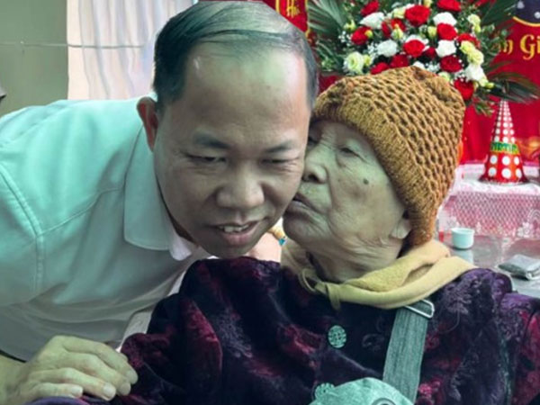 Cảm động con trai U50 chăm sóc mẹ U100 như em bé: 'Nịnh ăn từng thìa sữa, tối ngủ trong vòng tay mẹ'
