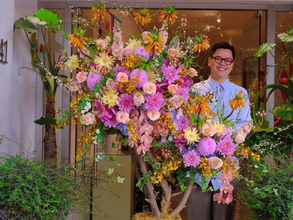 'Đại gia' Hà Nội chi 50 triệu đồng mua lẵng hoa tặng vợ ngày 8/3, chủ shop hoa nhận nhiều đơn 'khủng' của khách