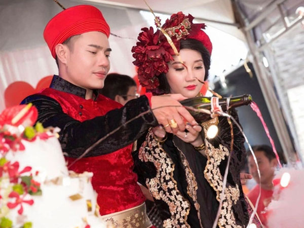Hỗn loạn ở đám cưới Lê Dương Bảo Lâm: Xô xát căng đét, cô dâu và quan khách phải can ngăn vì lí do này?