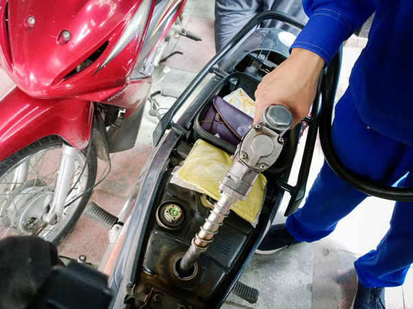 Dấu hiệu cho thấy xe máy đang 'uống' xăng nhanh hơn bình thường