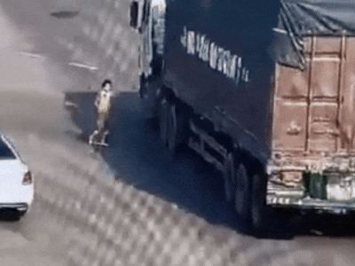 Clip: Đang đi bộ, người đàn ông bất ngờ lao vào gầm container