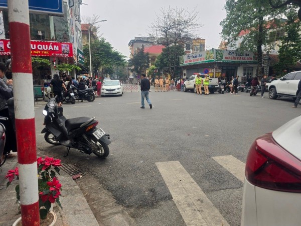 Nóng: Công an lập rào chắn phong toả tại khu vực nhà riêng Bí thư và Chủ tịch tỉnh Vĩnh Phúc