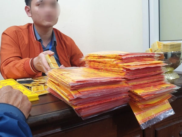 Bí mật sau câu chuyện viết sớ khấn ở đền Trần Nam Định: Lệnh, bùa bán như rau với giá không rẻ